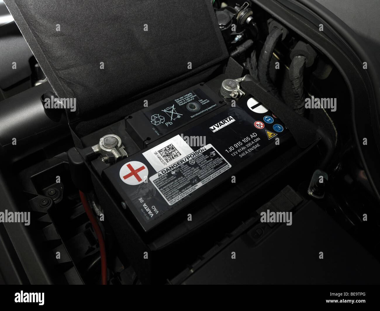 formaat Wegversperring koolhydraat Checking Car Battery Stock Photo - Alamy