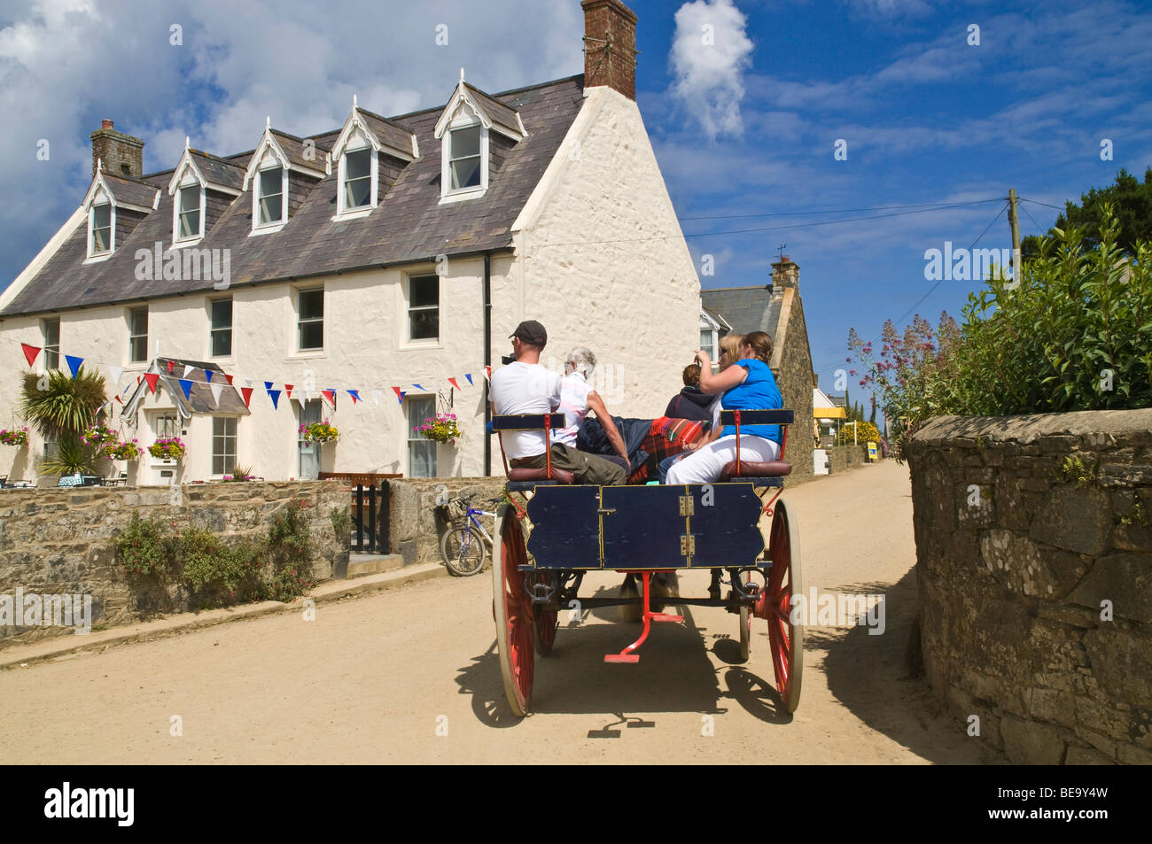 dh  SARK VILLAGE SARK ISLAND Tourists sightsee horsedrawn carriage channel islands horse buggy transport cart Stock Photo