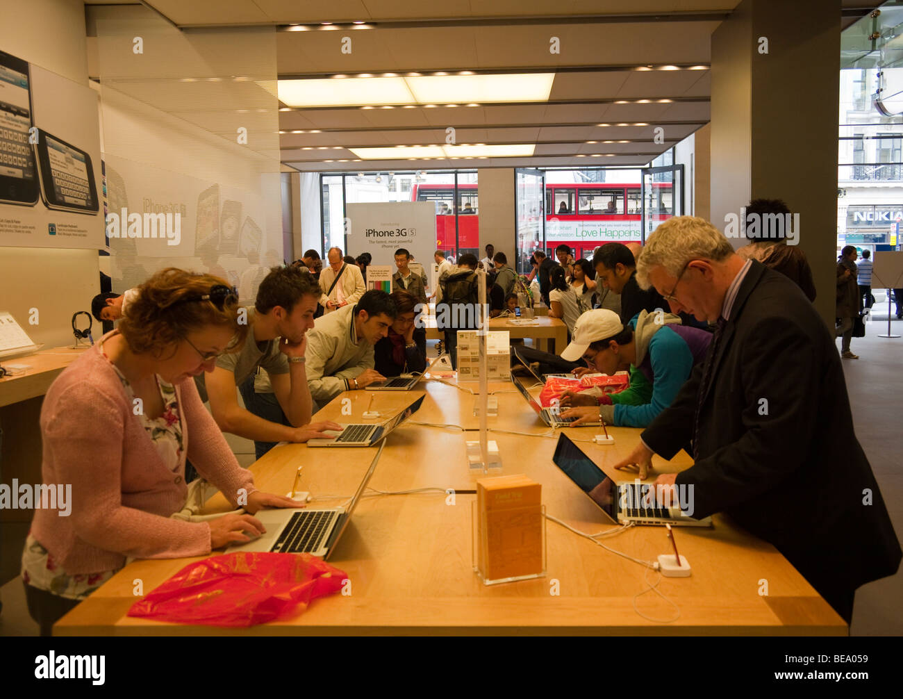 APPLE COMPUTER RETAIL STORE Editorial Photo - Image of computers