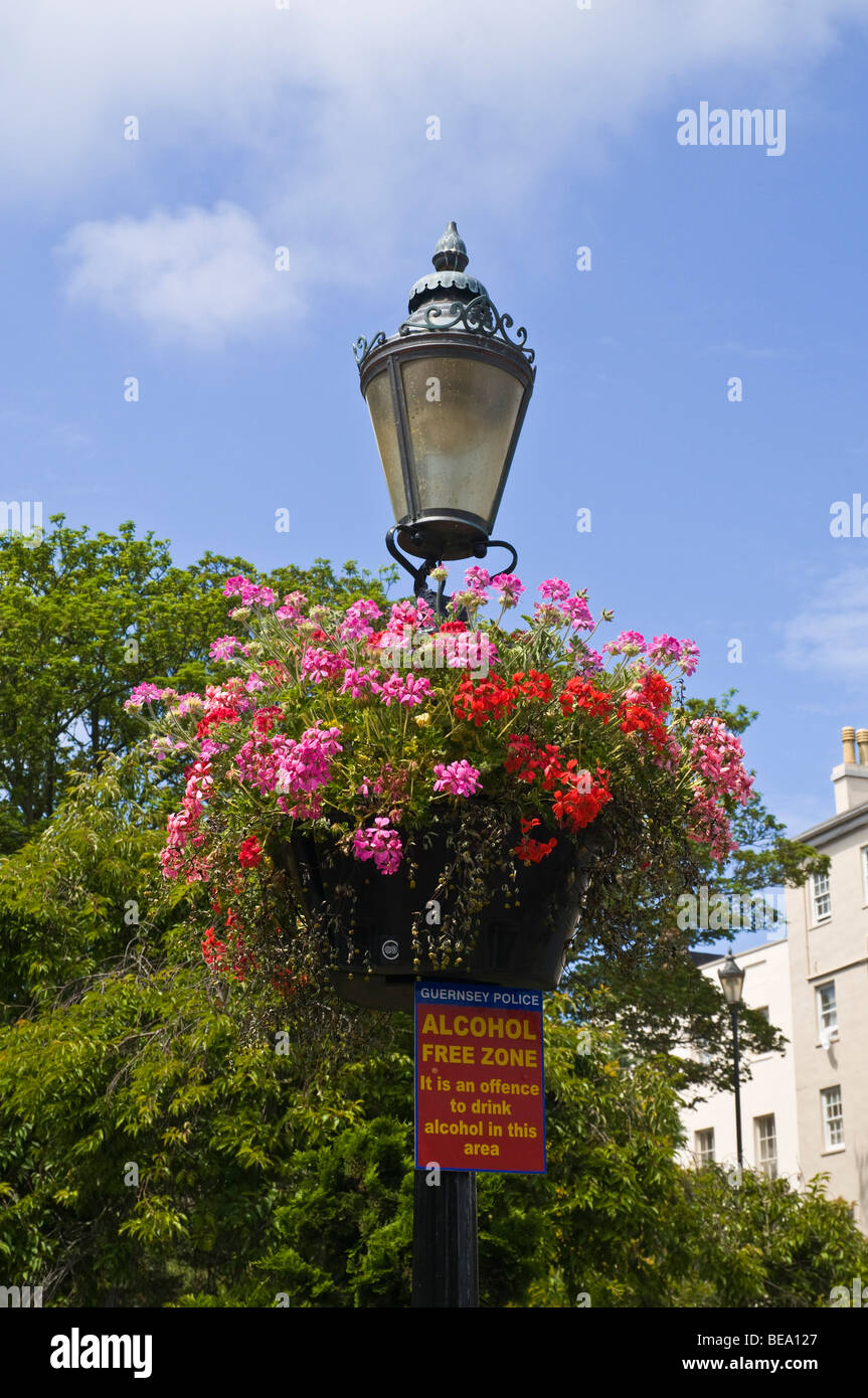 dh  ST PETER PORT GUERNSEY Alcohol free zone sign decorative flowers on lamp post Stock Photo