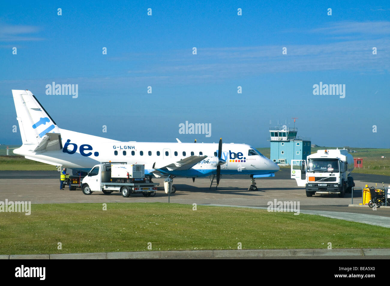 dh G-LGNH Flybe Saab 340 KIRKWALL AIRPORT ORKNEY ISLES British Aircraft on runway refueling 340b turbo prop refuel aeroplane plane Stock Photo