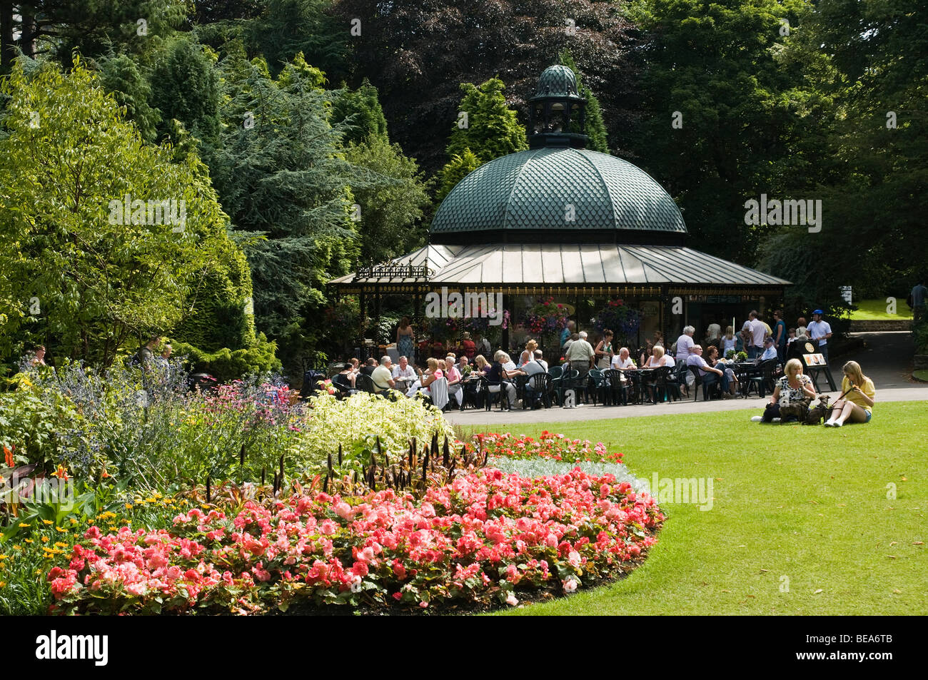 dh Valley Magnesia Well HARROGATE NORTH YORKSHIRE Al fresco Cafe park flowers outdoor uk blooms garden tearoom people outdoors gardens Stock Photo