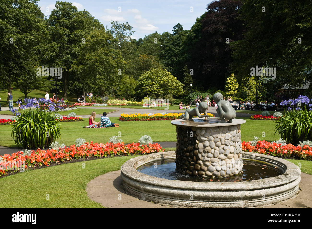 dh Valley Garden fountain HARROGATE NORTH YORKSHIRE UK Flowerbeds display public space people england couple springtime gardens water feature Stock Photo