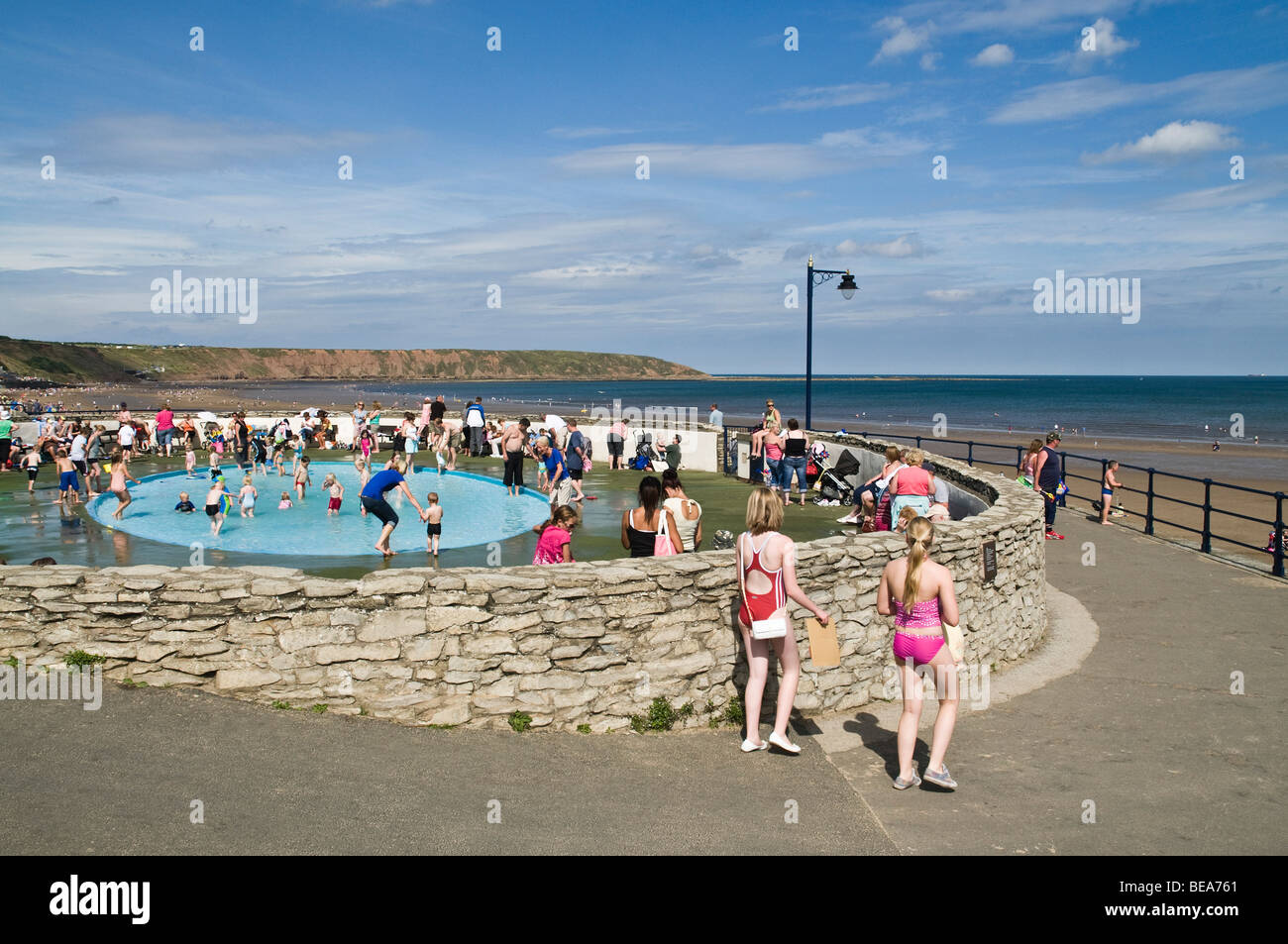 dh Filey paddling pool FILEY NORTH YORKSHIRE Holidaymakers children playing in open air resort uk summer bathing coast Stock Photo