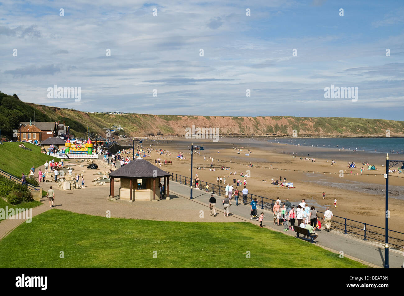 dh Filey seafront promenade FILEY NORTH YORKSHIRE Holidaymakers holiday resort uk seasides english seaside beach Stock Photo
