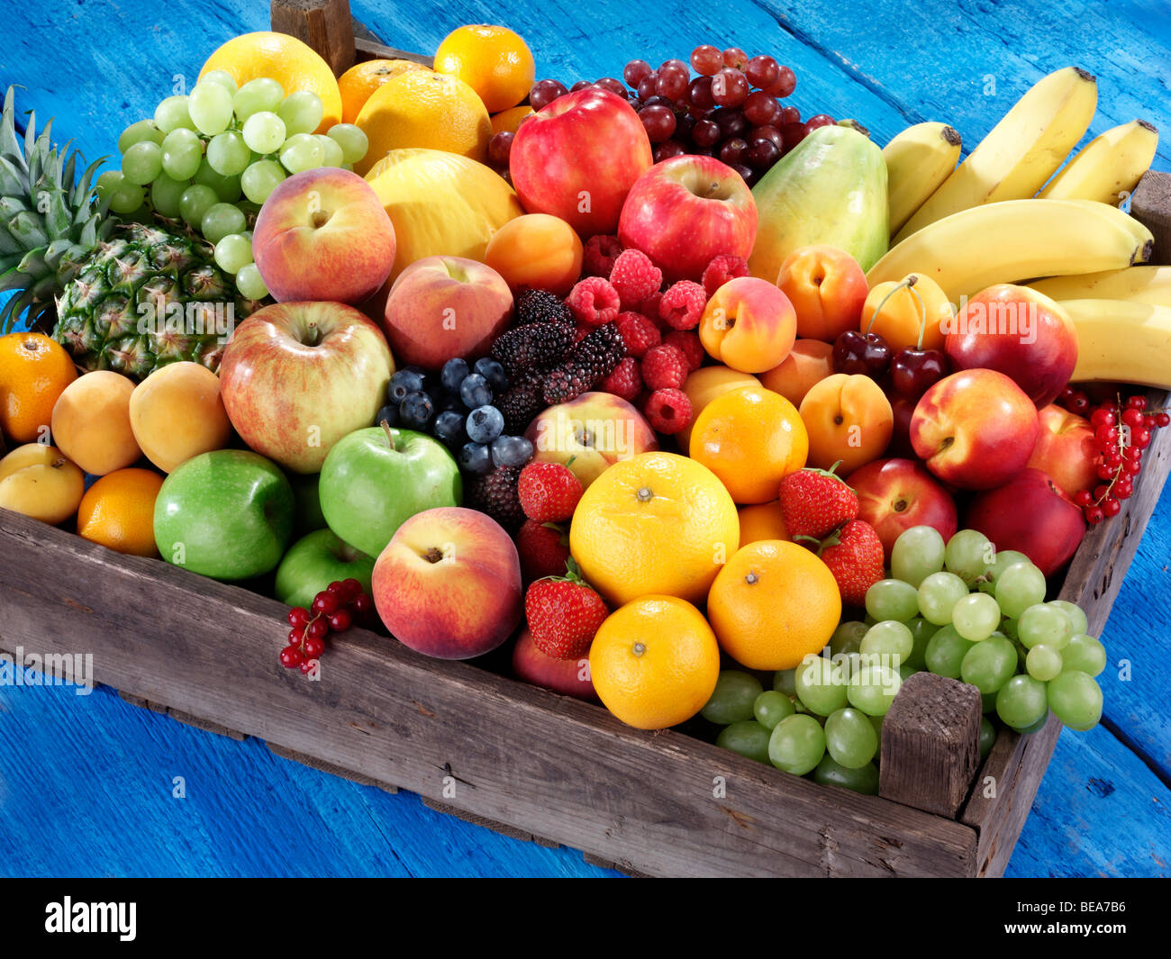 BOX OF FRESH MIXED FRUIT Stock Photo - Alamy