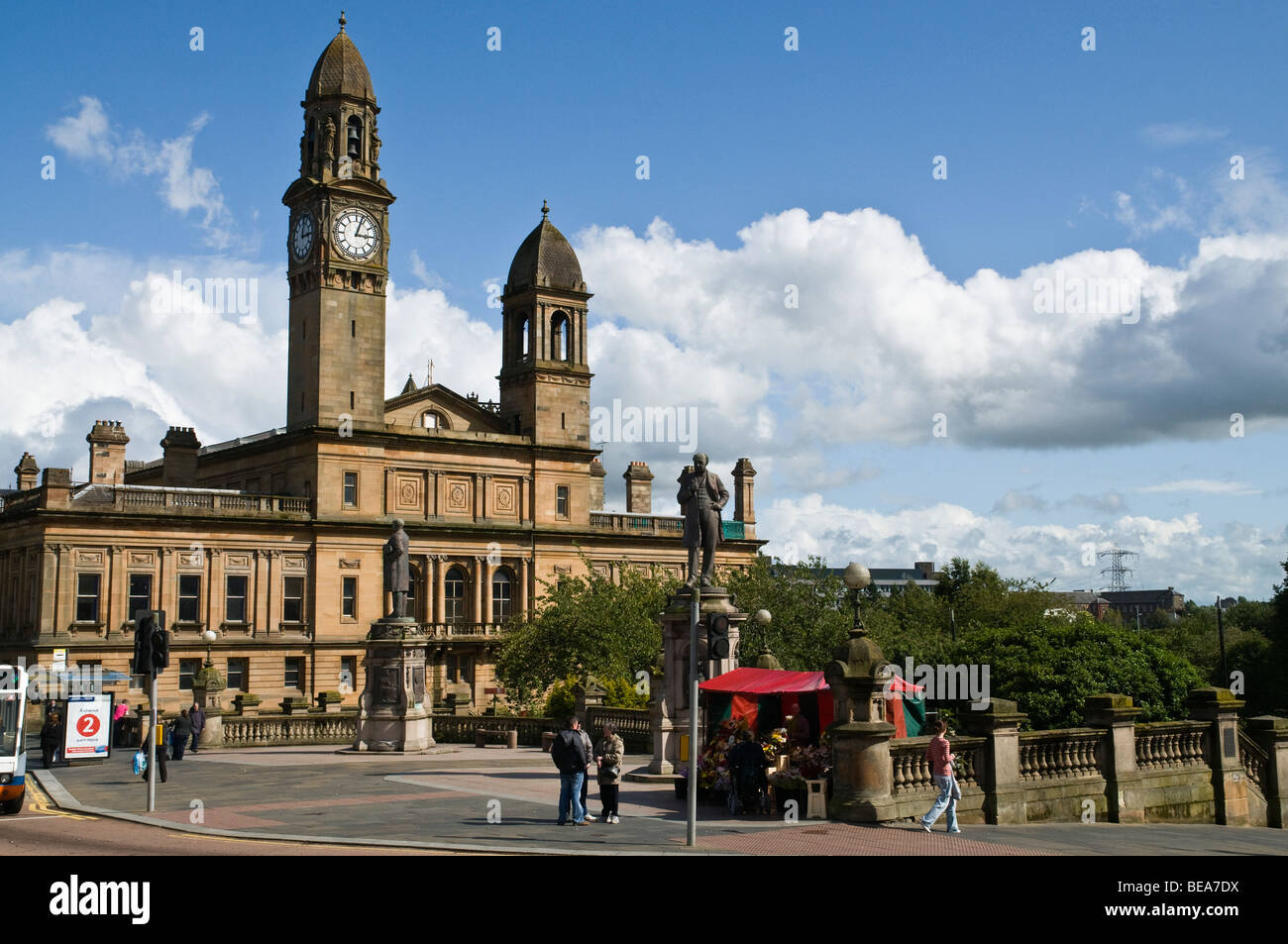 dh PAISLEY RENFREWSHIRE Scottish Paisley Town Hall scotland centre Stock Photo