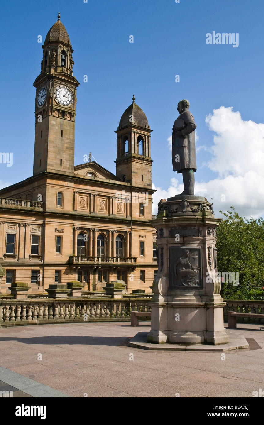 dh Paisley Town Hall PAISLEY RENFREWSHIRE Thomas Coats statue centre monument feature Stock Photo