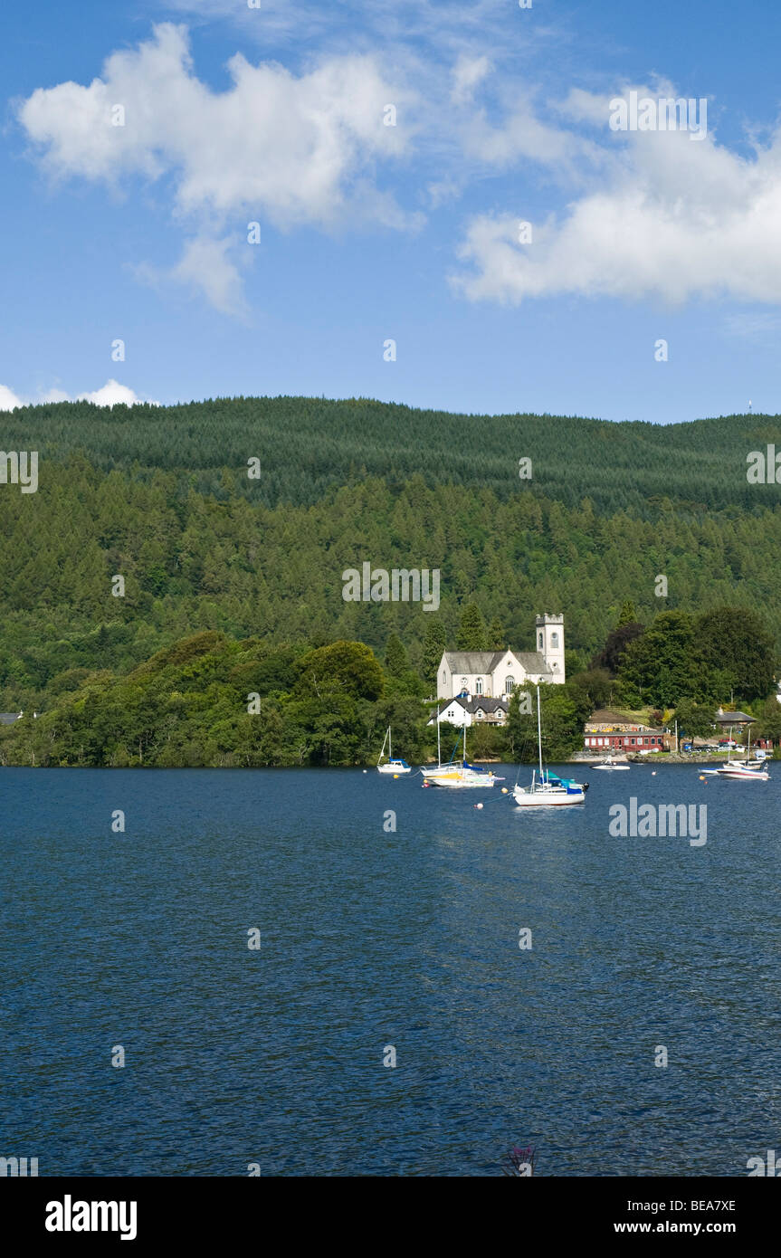 dh Lochside anchorage KENMORE PERTHSHIRE Kenmore church and yacht boats scenic scottish lochs kirk loch tay scotland Stock Photo