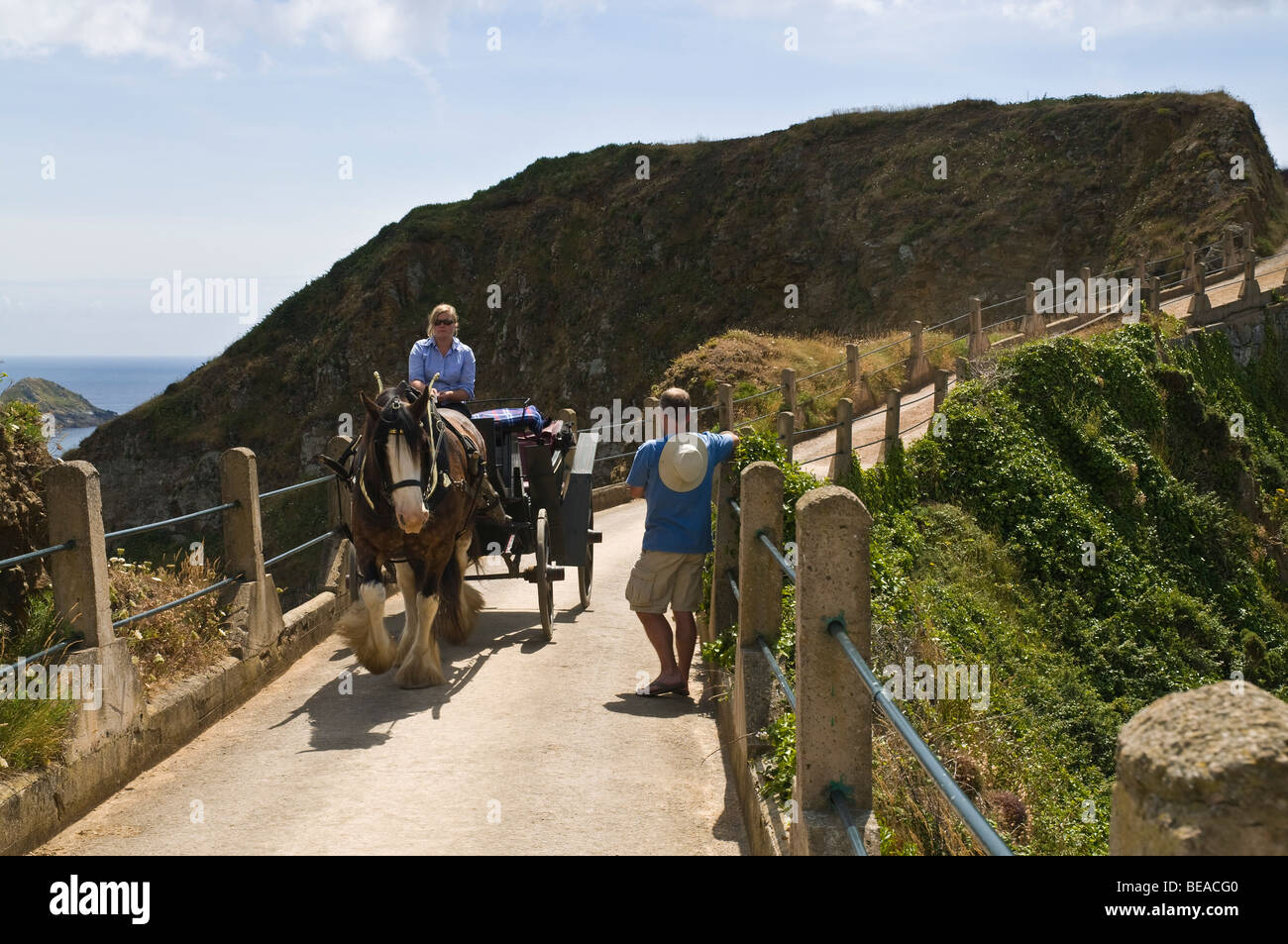 dh  LA COUPEE SARK ISLAND Horsedrawn carriage on causeway road pony trap guernsey horse cart Stock Photo