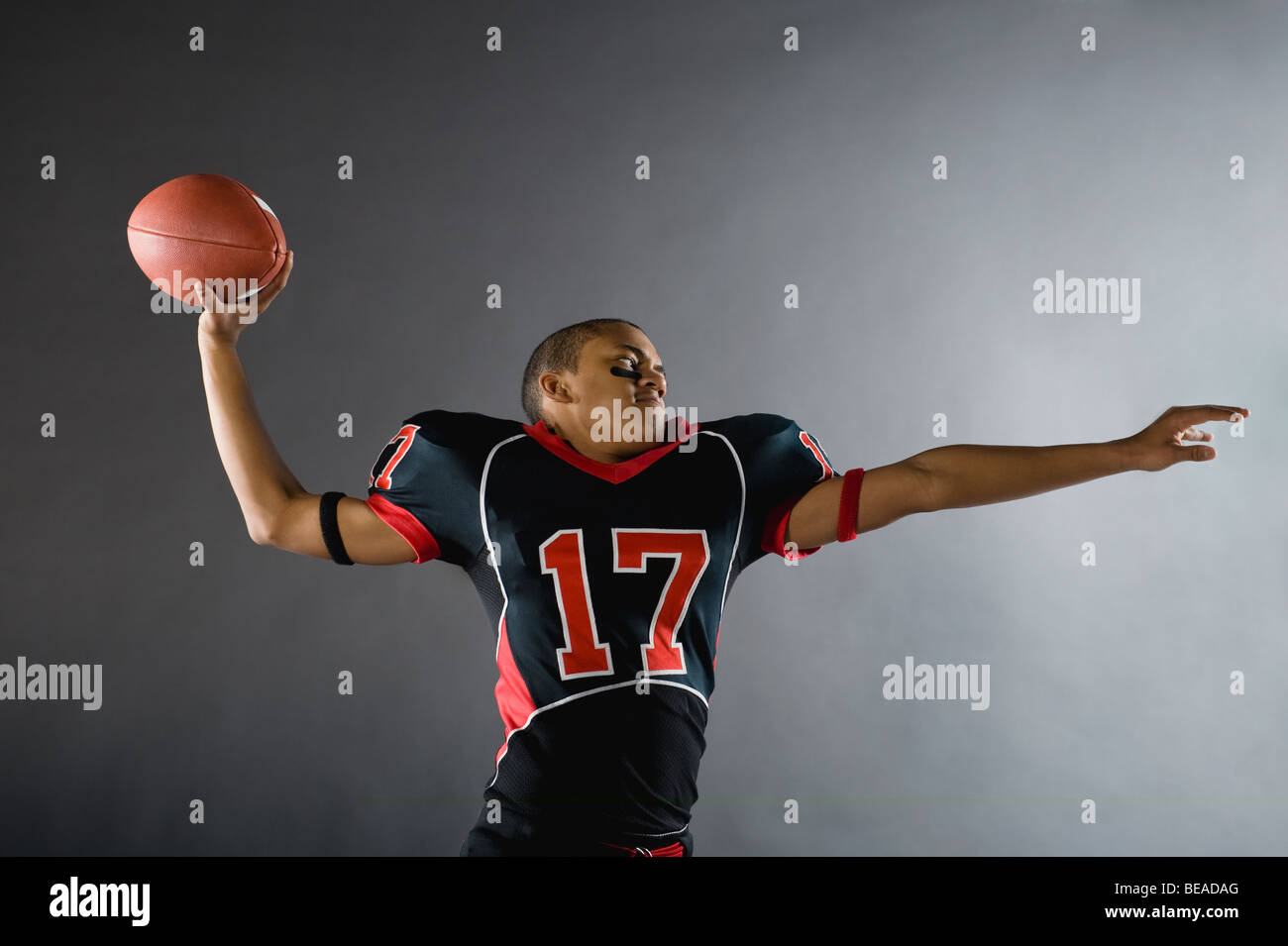 Football quarterback throwing hires stock photography and images Alamy