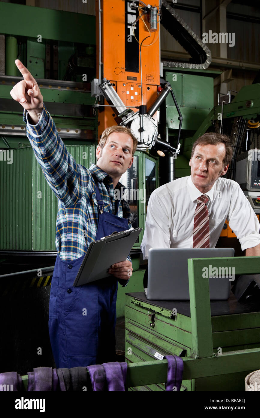Manager factory hi-res stock photography and images - Alamy