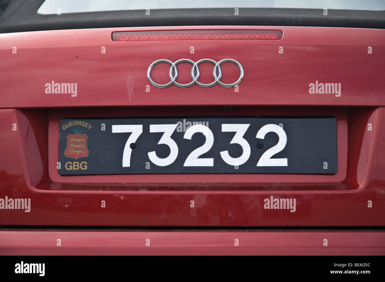 dh  CAR GUERNSEY Guernsey car number plate with Guernsey crest close up motorcar Stock Photo