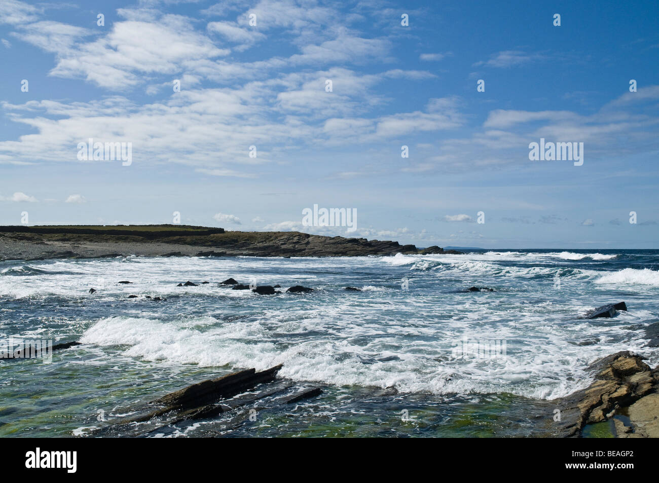 dh  NORTH RONALDSAY ORKNEY Rocky Atlantic ocean coastal bay seawaves North Ronaldsay Orkney Stock Photo