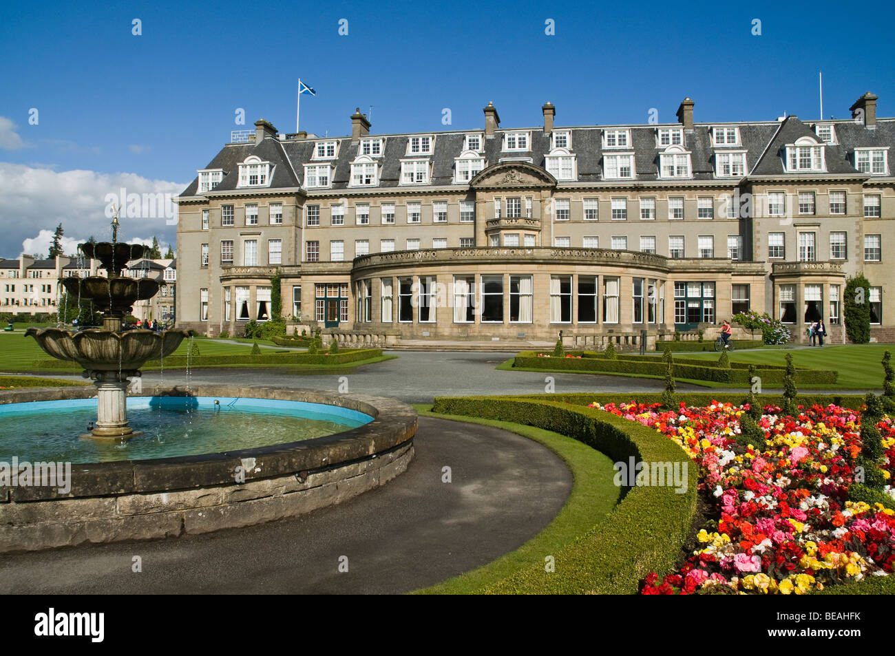 dh Gleneagles Hotel AUCHTERARDER PERTHSHIRE Scottish garden Fountain flowerbed and hotel building exterior scotland luxury hotels Stock Photo