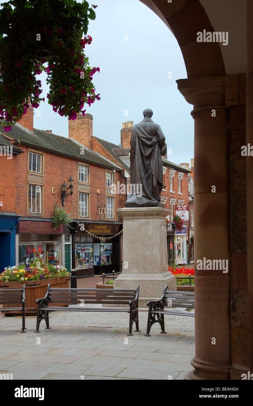 Monument to Sir Robert Peel looking out over Tamworth's market square Stock Photo