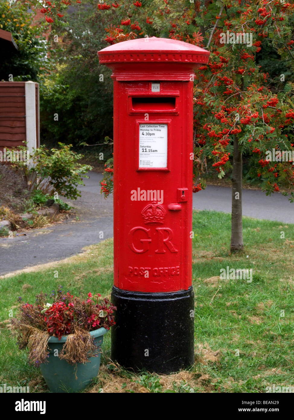Traditional royal mail red mail box hi-res stock photography and images -  Alamy