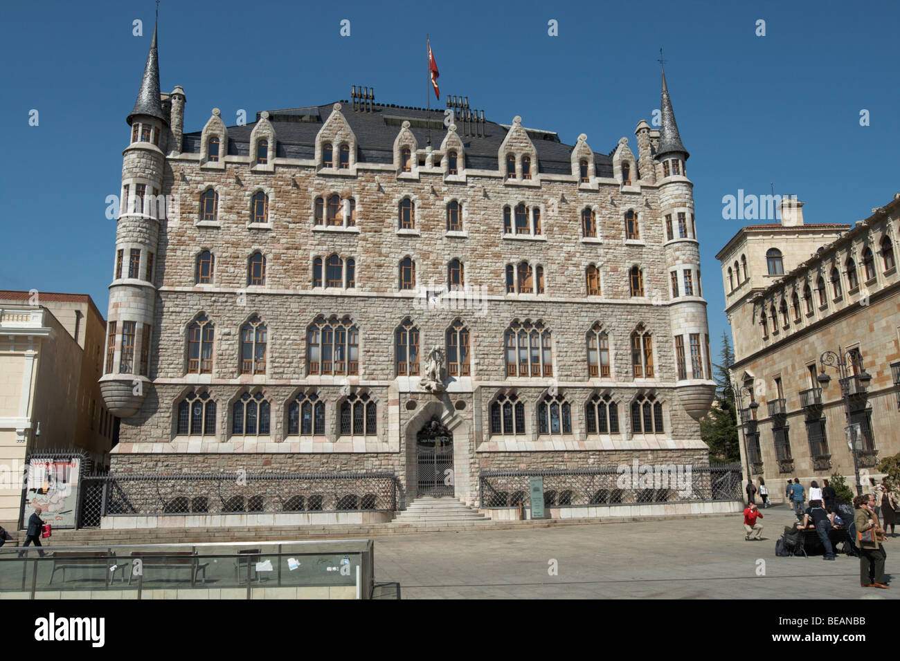 Casa de los Botines by Antonio Gaudi, Caja Espana bank, Plaza San Marcelo,  Leon spain castile and leon Stock Photo - Alamy