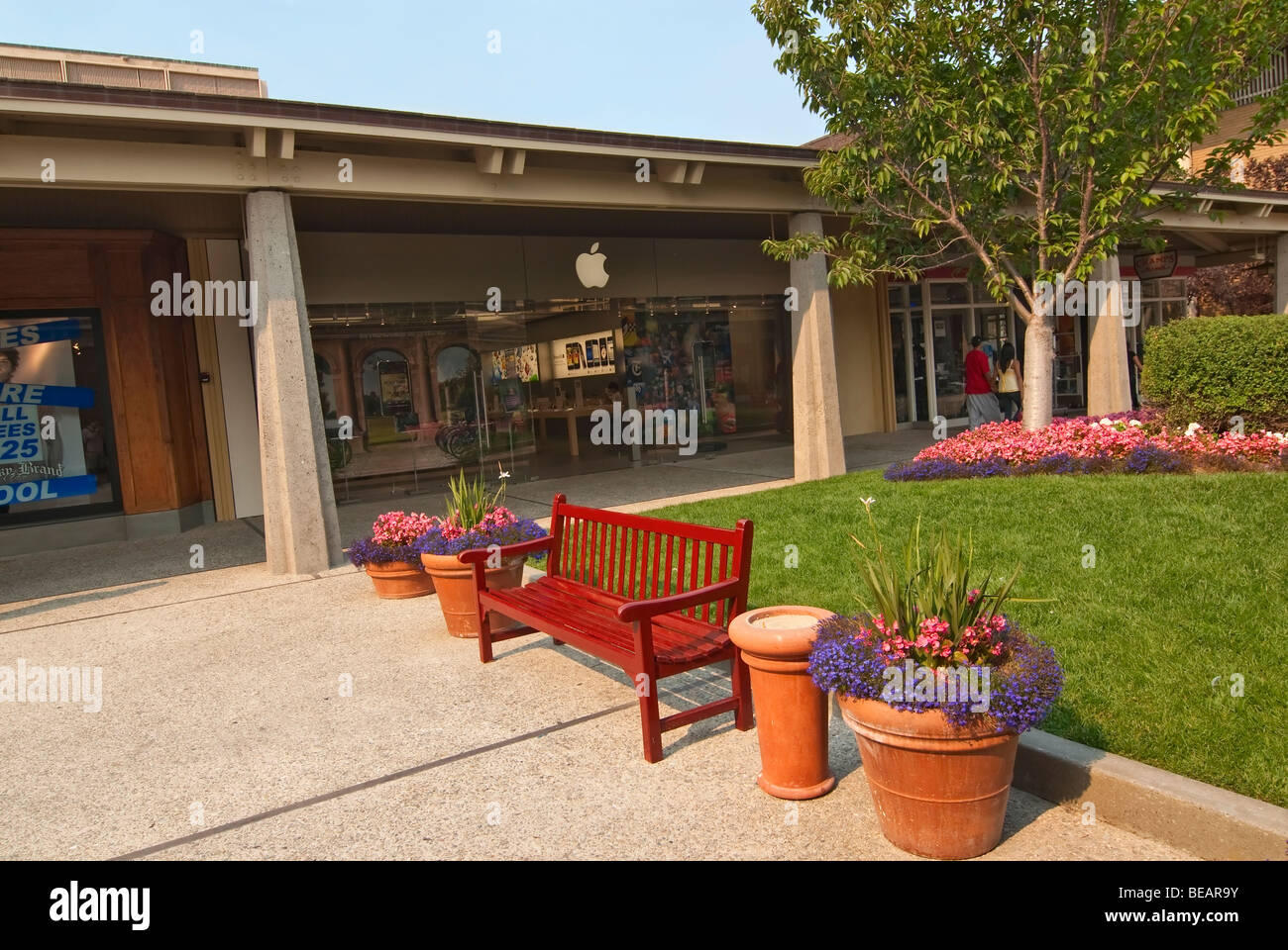 An outdoor shopping mall named the Del Monte Center located in Monterey