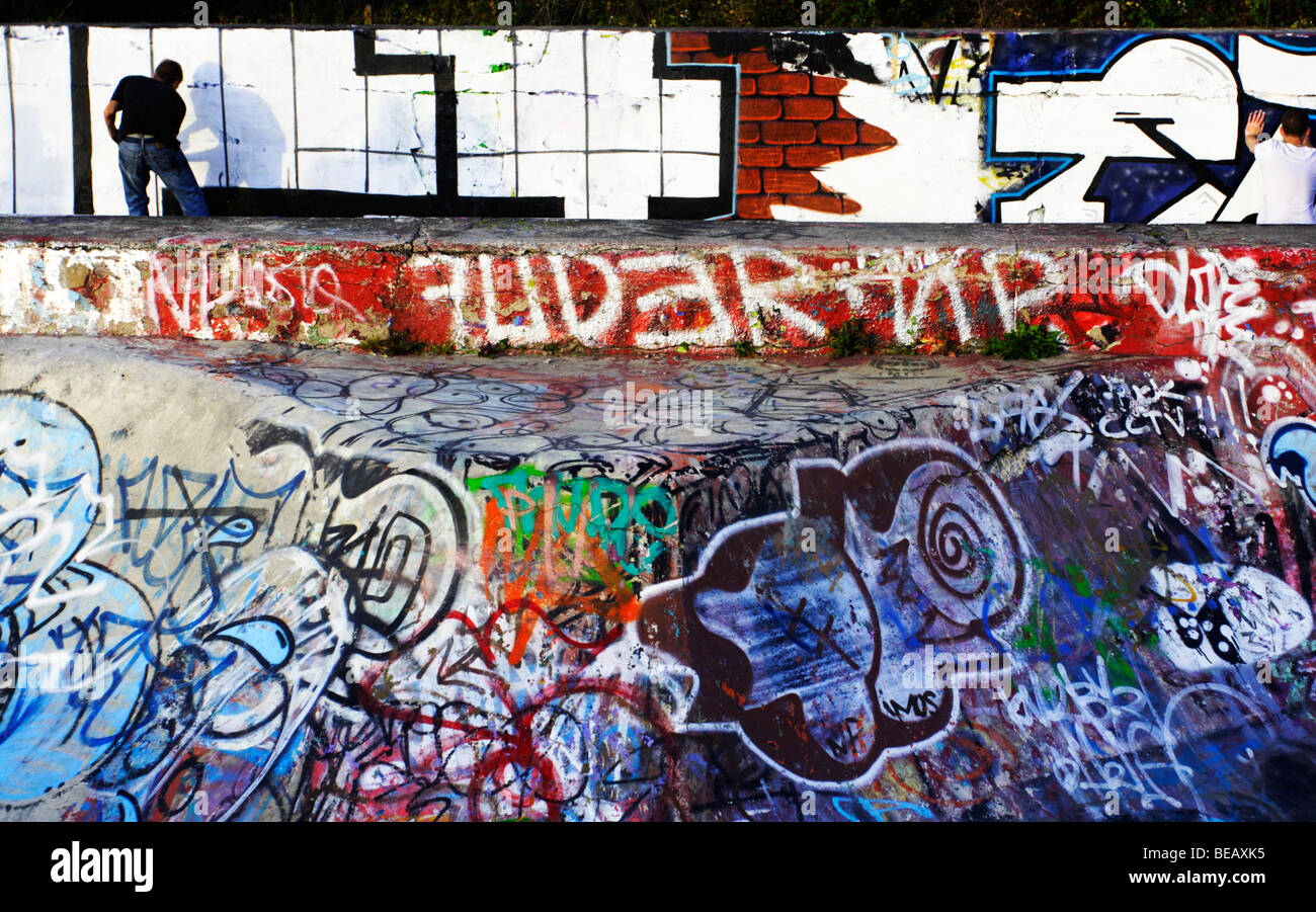 Graffiti artist spraying hi-res stock photography and images - Alamy