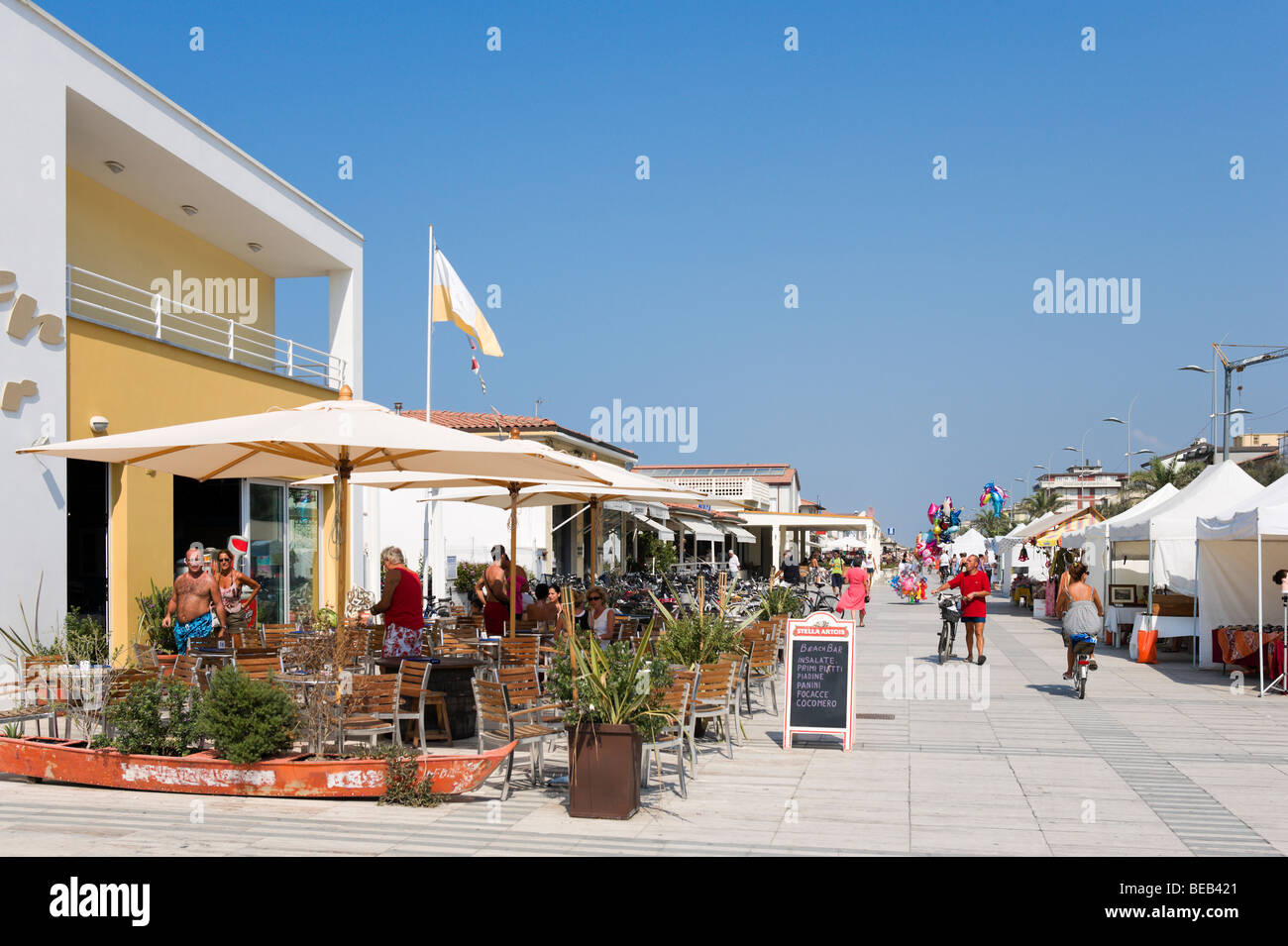Cafe on the seafront promenade, Lido di Camaiore, Tuscan Riviera, Tuscany, Italy Stock Photo