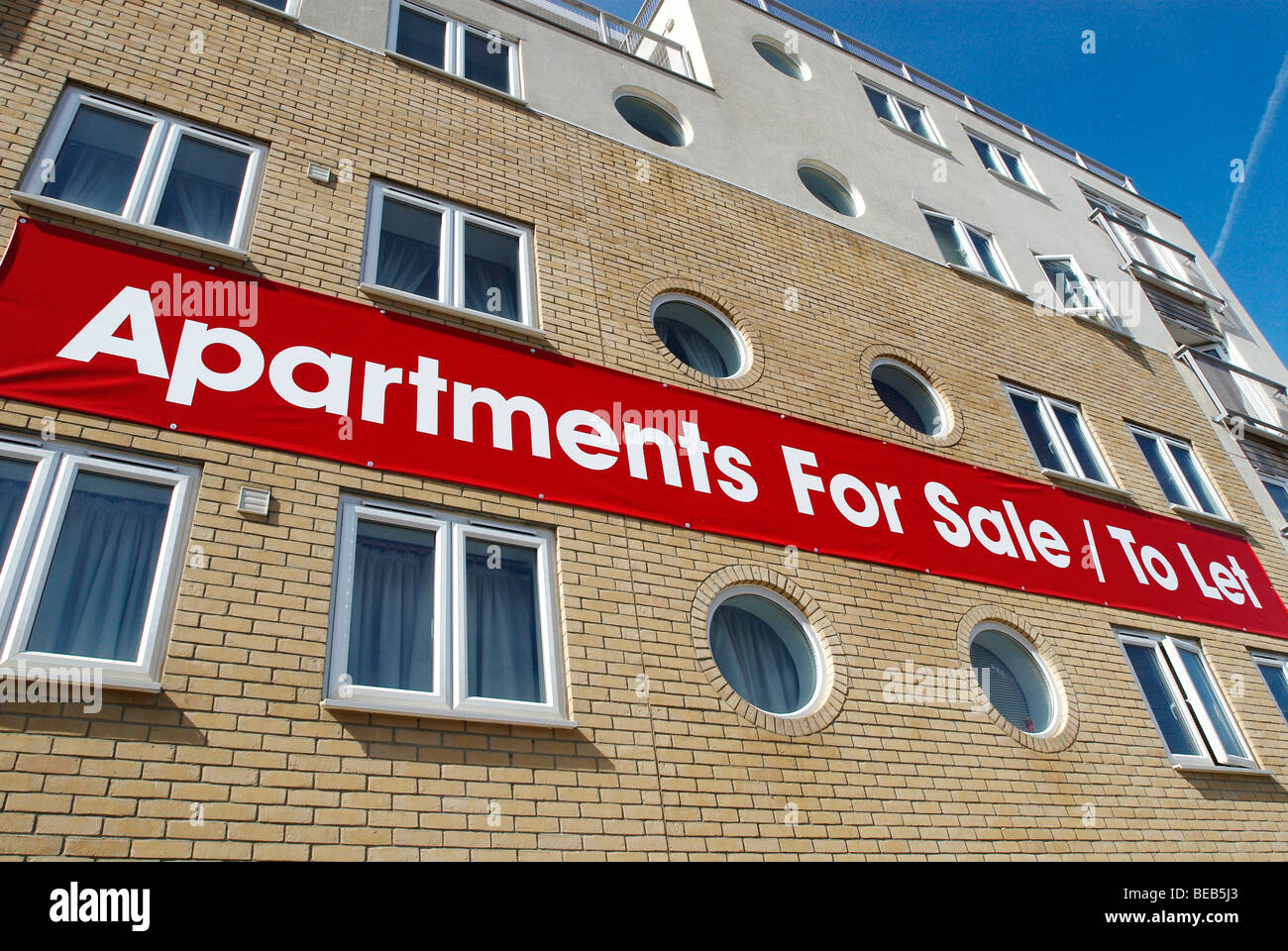 New apartments for sale sign hires stock photography and images Alamy
