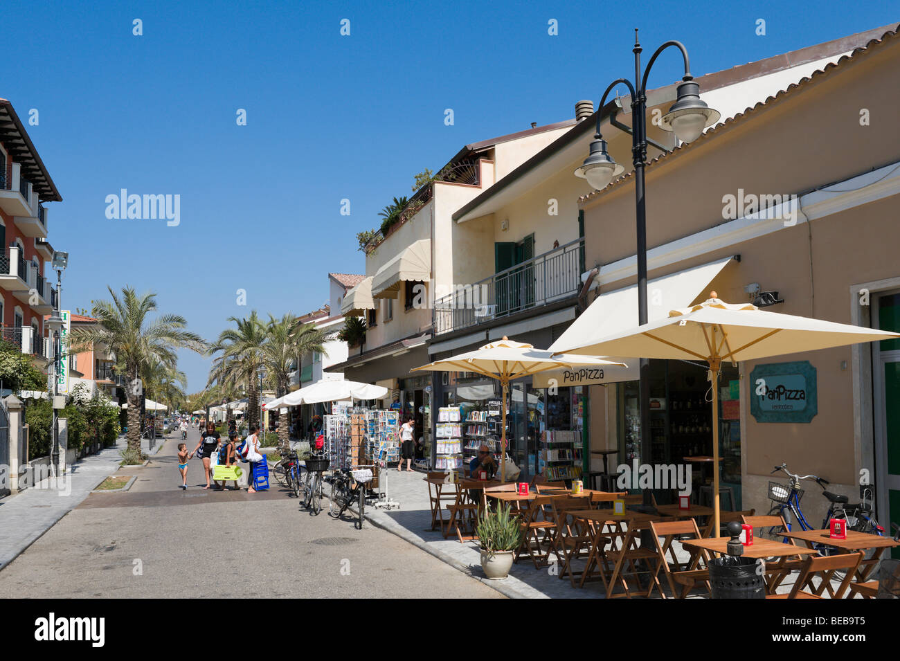 Shops and cafe on Via Versilia in the town centre, Marina di Pietrasanta, Tuscan Riviera, Tuscany, Italy Stock Photo