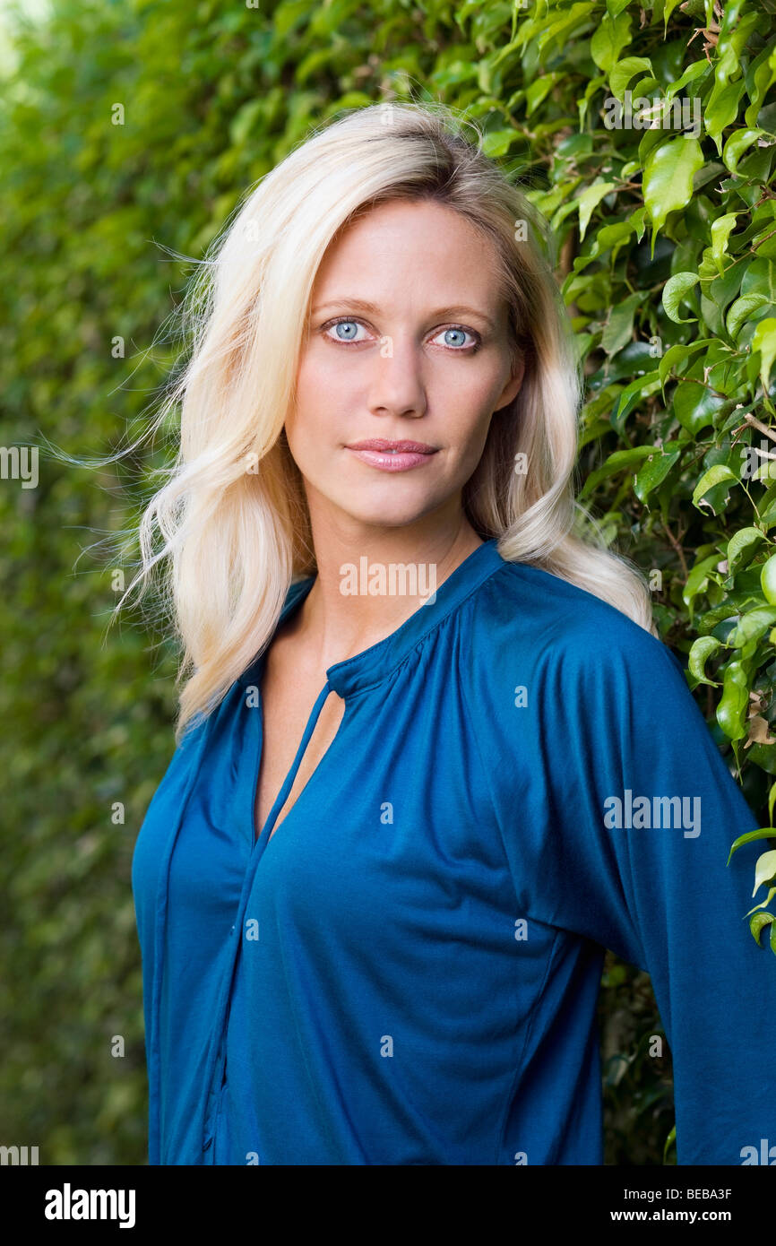 Portrait of a woman smiling in a garden Stock Photo - Alamy