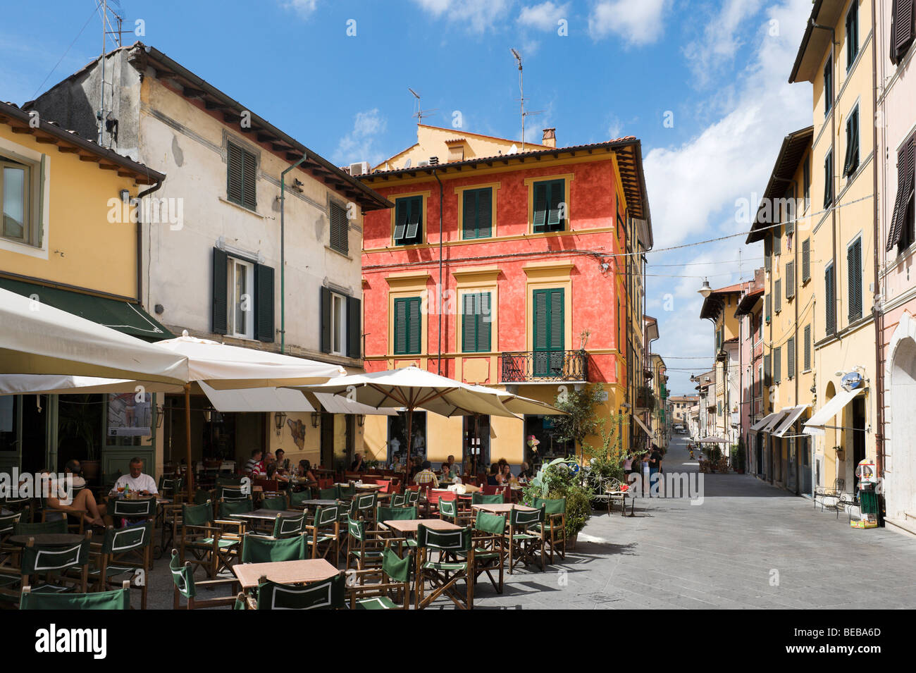 Cafe in the Piazza del Duomo looking down Via Stagio Stagi, Pietrasanta, Tuscan Riviera, Italy Stock Photo