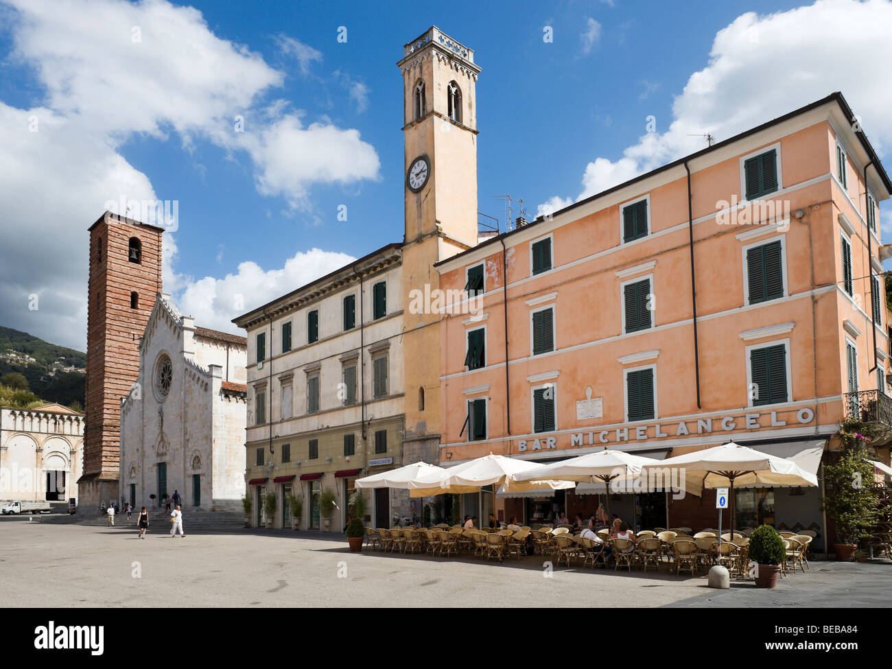 Cafe in the Piazza del Duomo with the Duomo behind, Pietrasanta, Tuscan Riviera, Tuscany, Italy Stock Photo