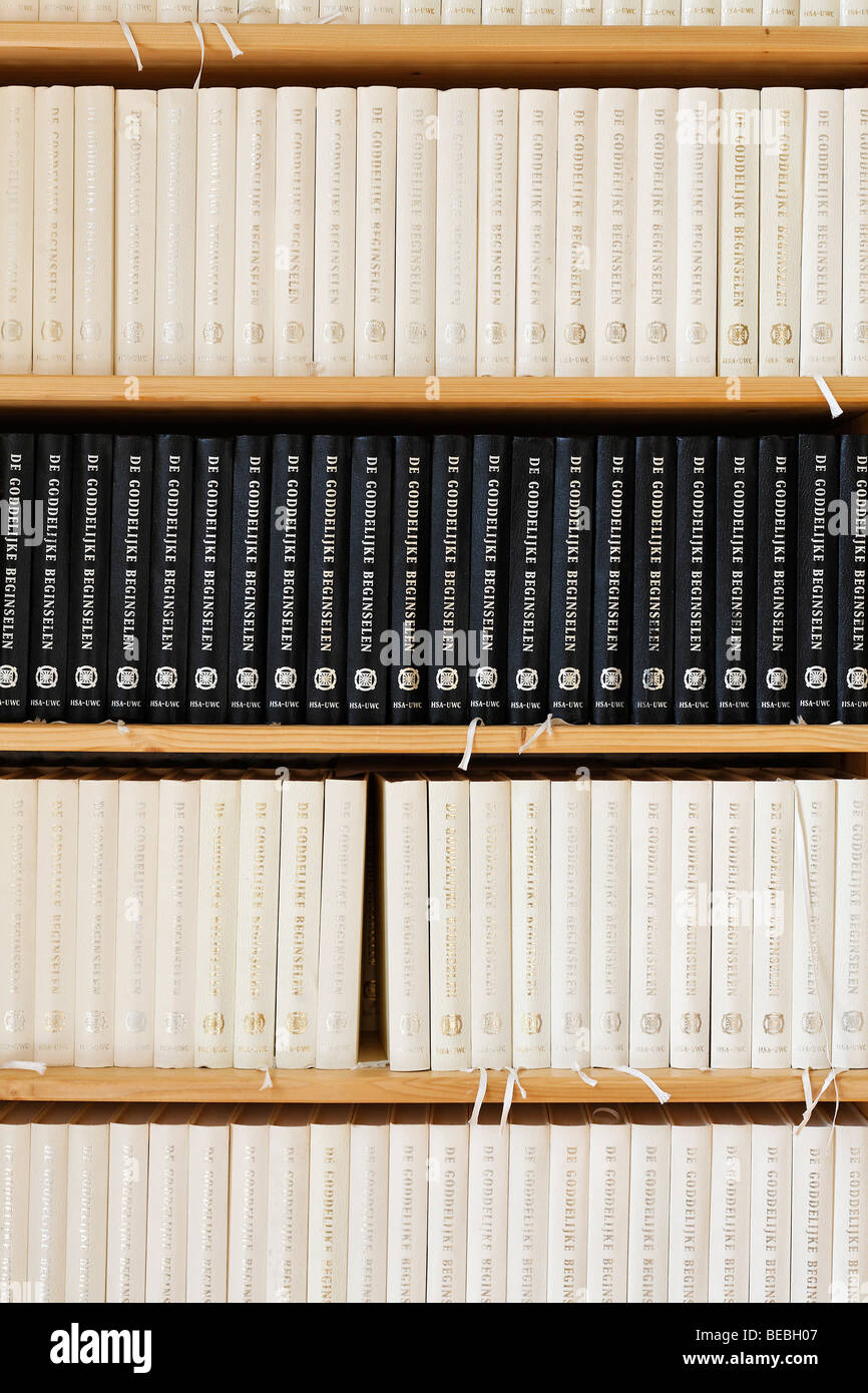 Book shelf with many copies of the same book, De Goddelijke Beginselen
