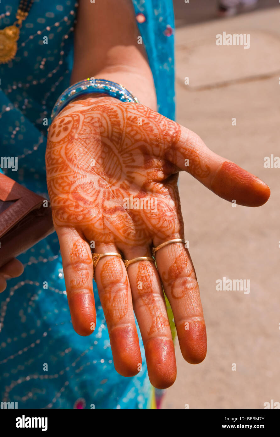 Henna traditional hand painting hi-res stock photography and images - Alamy