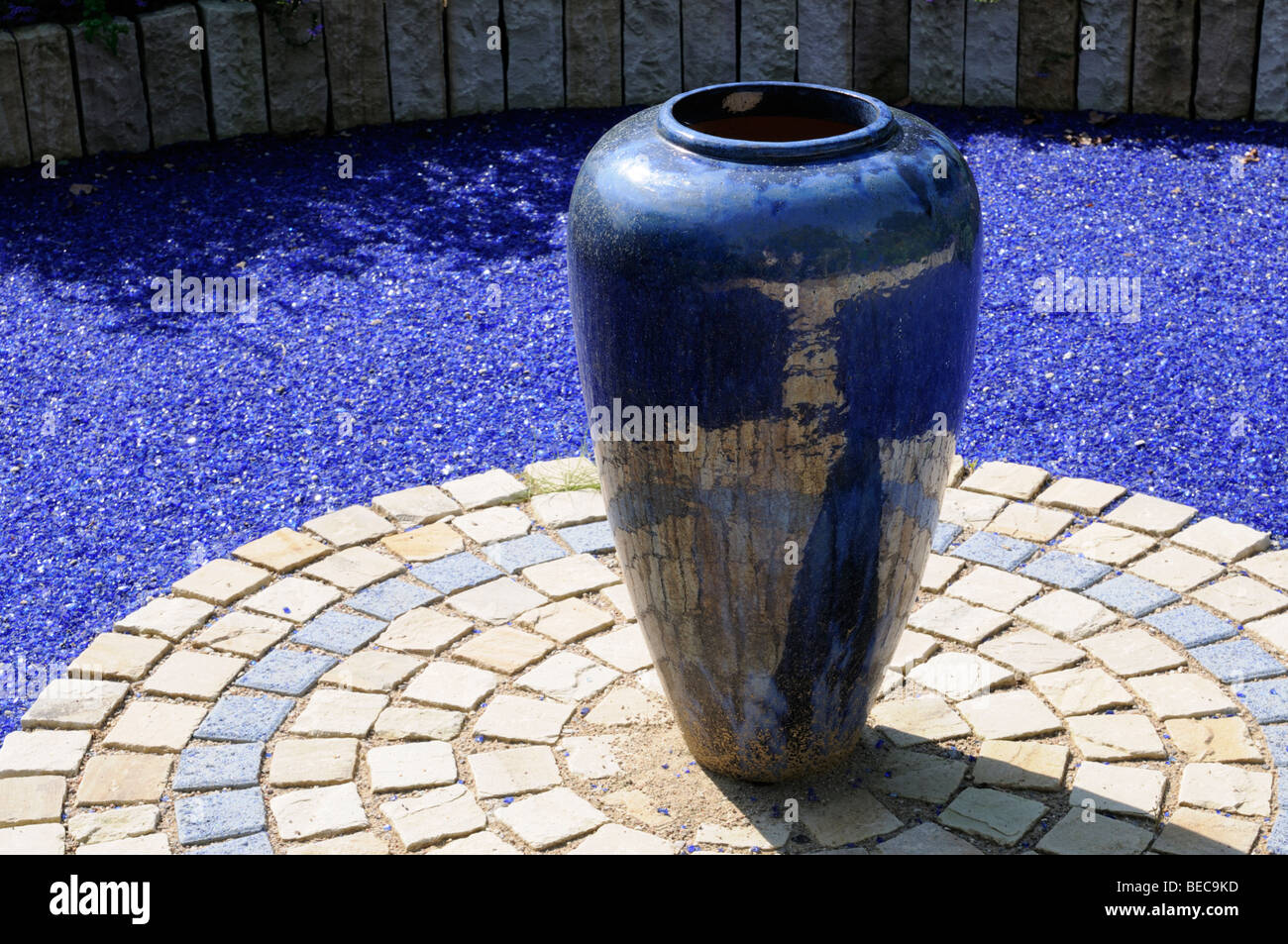 Blaue Blumenvase, Arboretum, Ellerhoop, Deutschland. - Blue flower vase, Arboretum, Ellerhoop, Germany. Stock Photo