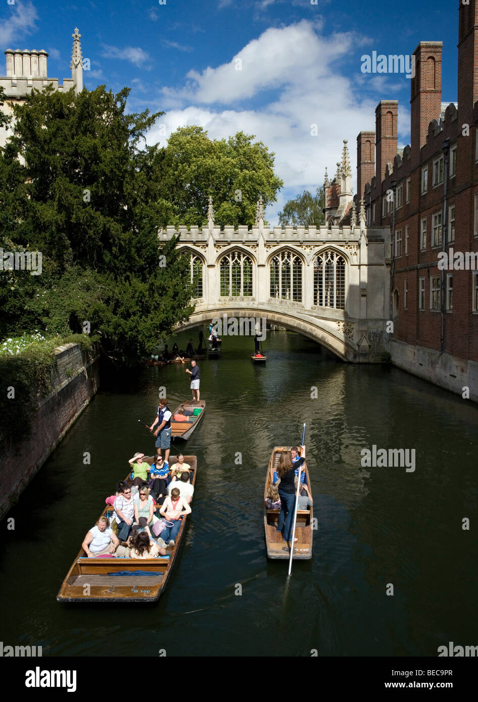 Punt Boats at the Bridge Of Sighs at st. John's college in Cambridge, Cambridgeshire, UK. Stock Photo