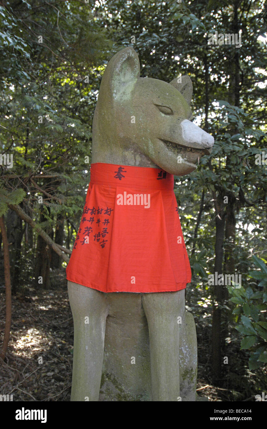 Statue of a fox (kitsune) at Fushimi Inari Taisha (InariTaisha) Jinja (shrine), Fushimiku