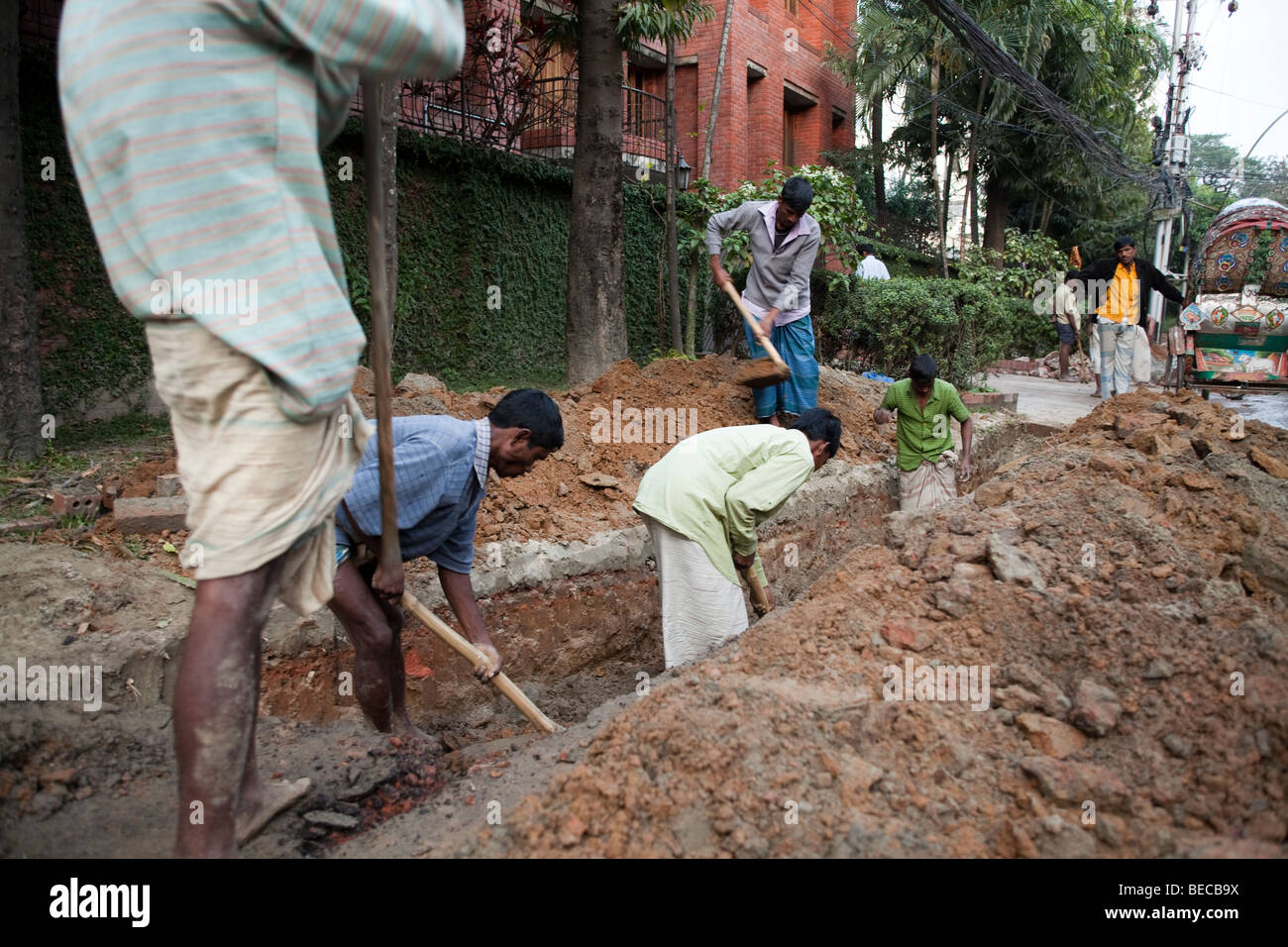 Men digging a ditch in Dhaka Bangladesh Stock Photo