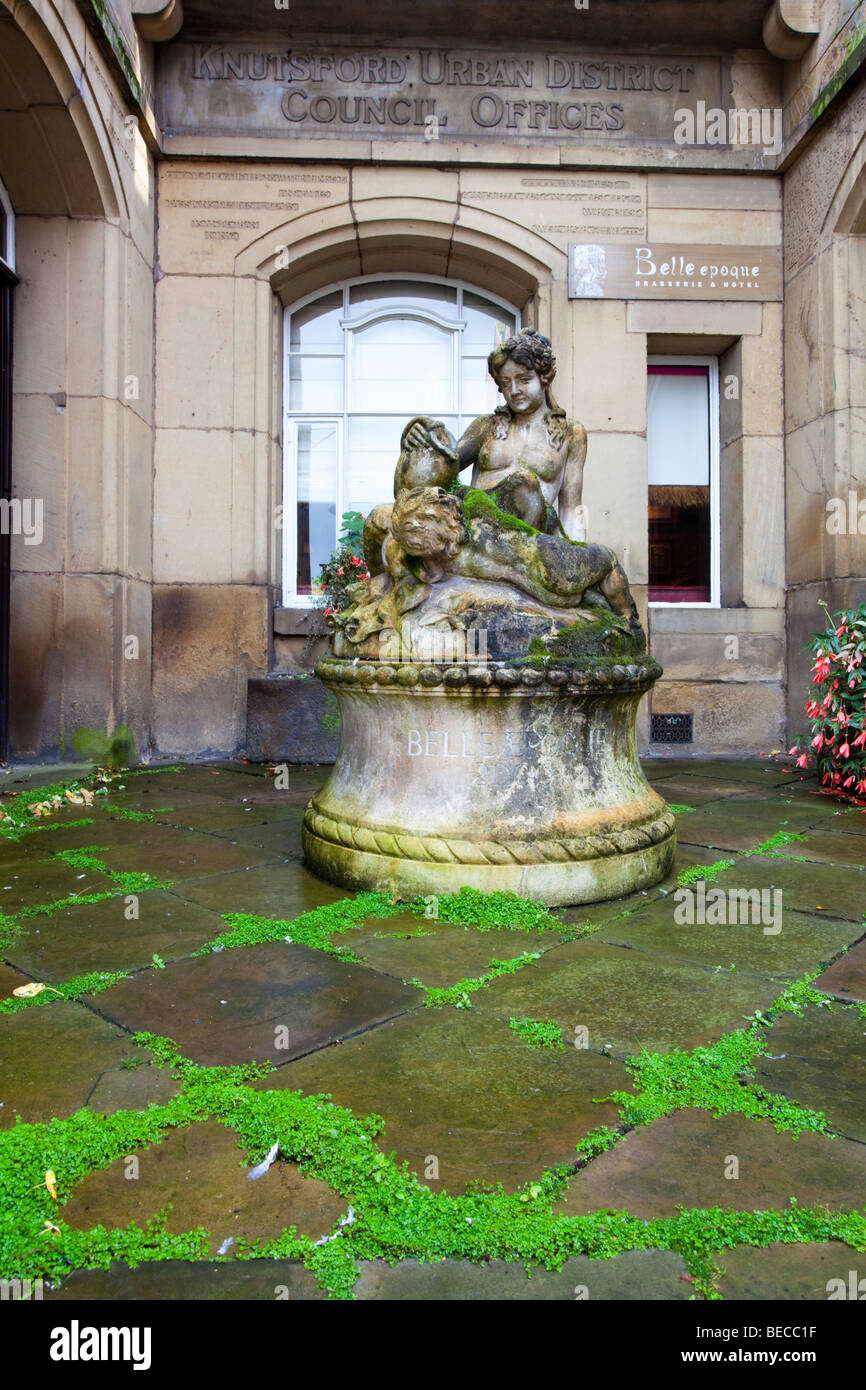 Statue outside the former Knutsford Urban District council offices which have been converted to Belle Epoque brasserie and hotel Stock Photo
