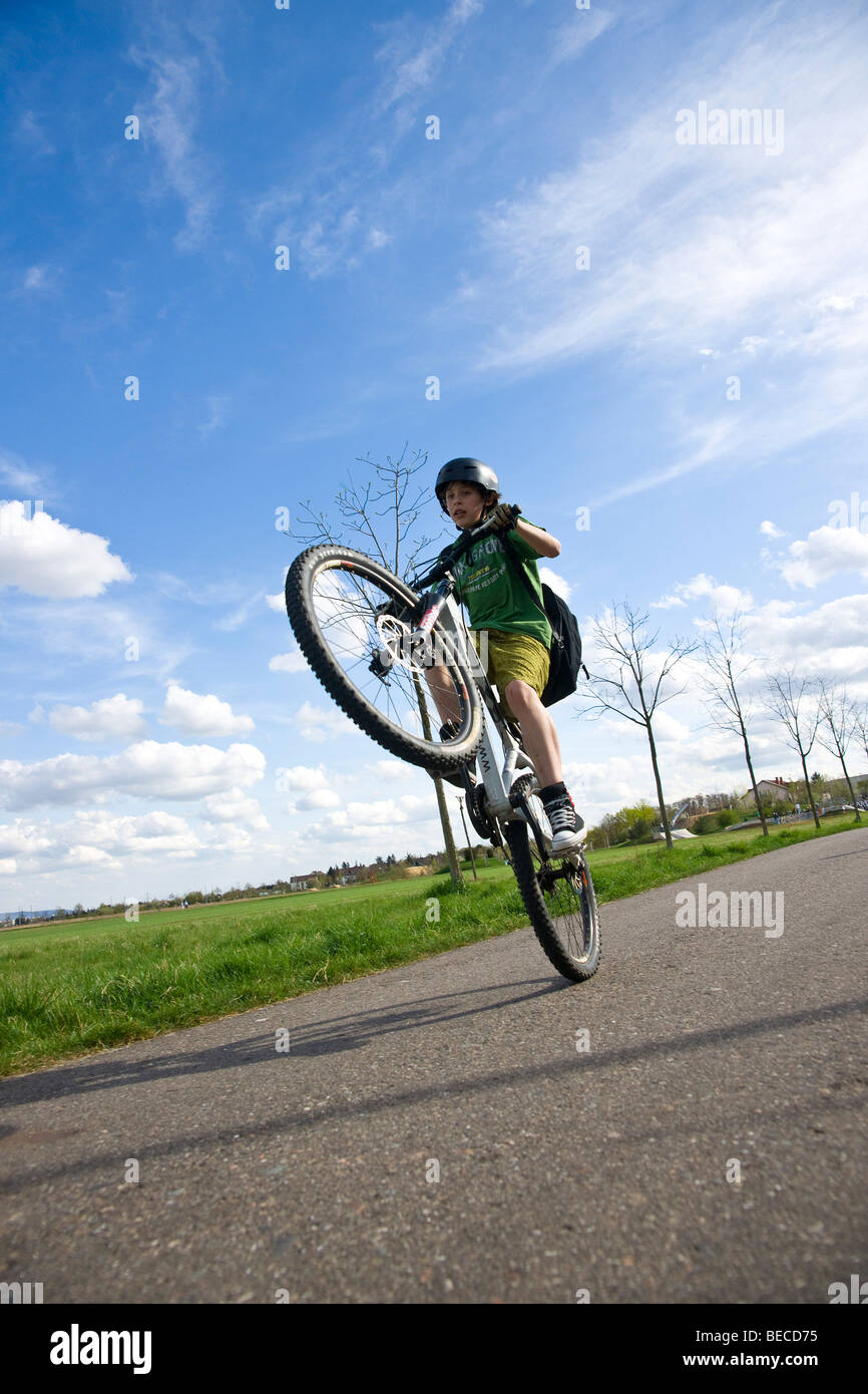 Bike ride balancing hires stock photography and images Alamy