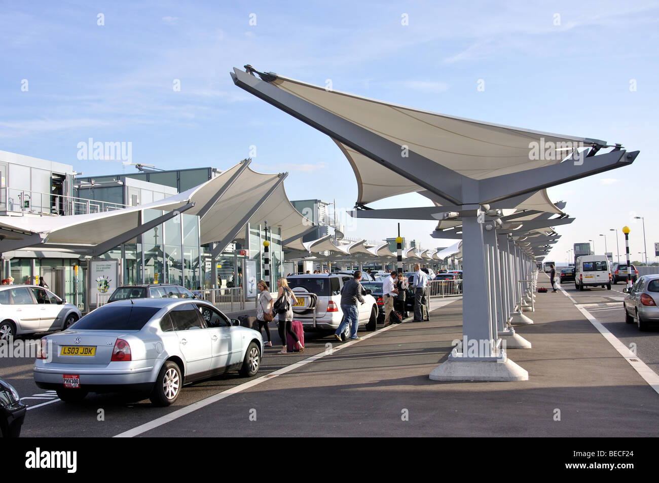 Heathrow terminal 5 airport exterior hi-res stock photography and images -  Alamy