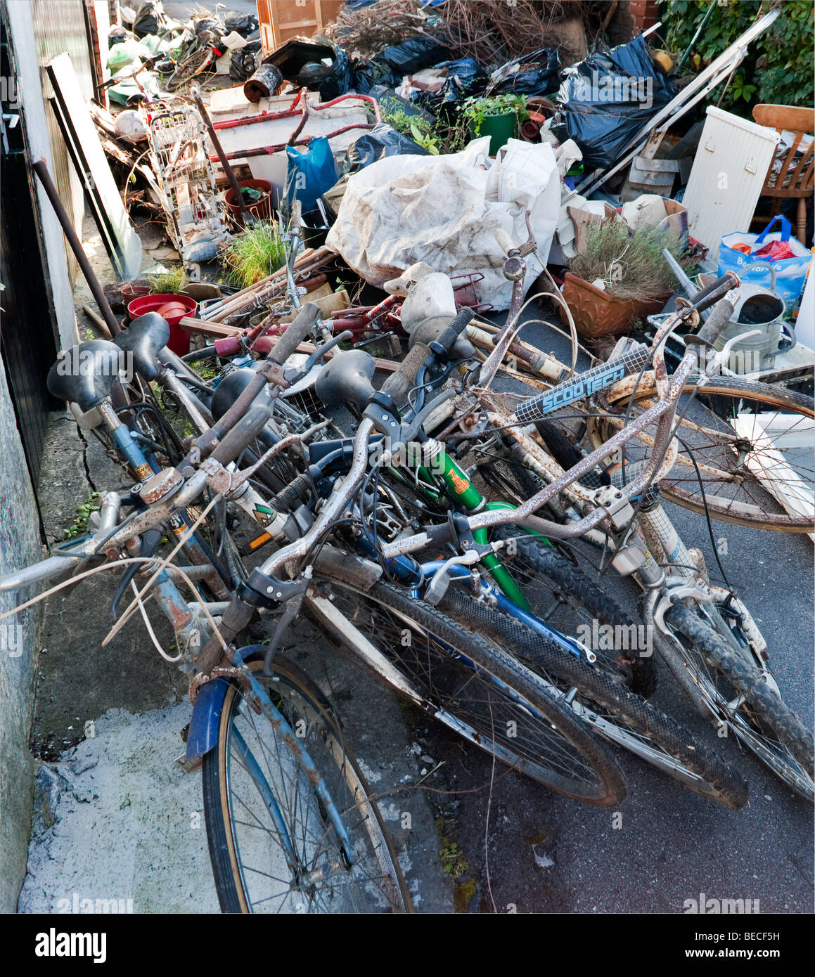 Household rubbish fly tipped in alleyway Stock Photo