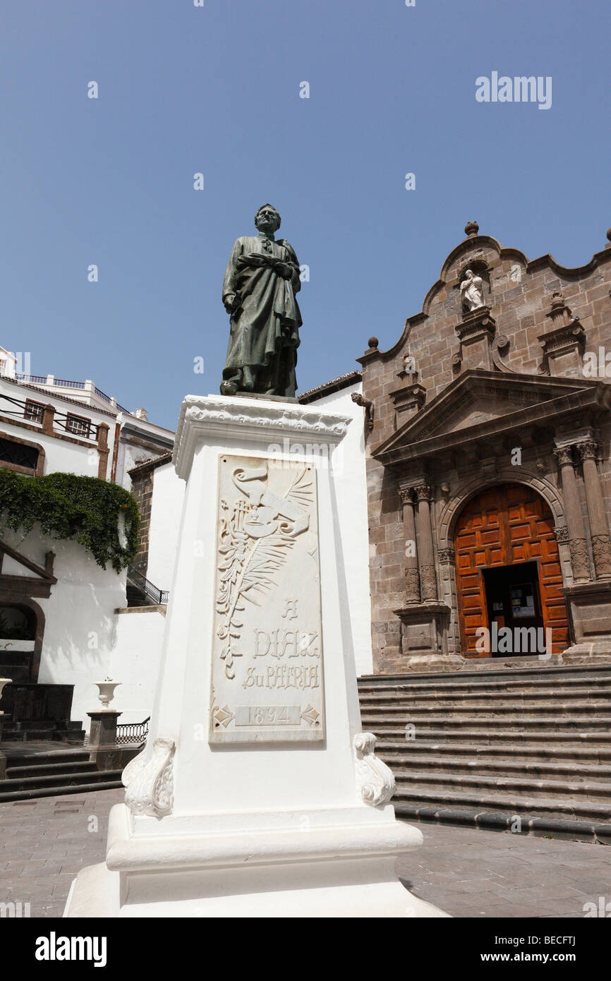 Paza España, Manuel Díaz statue and the Church of El Salvador, Santa Cruz de la Palma, La Palma, Canary Islands, Spain Stock Photo