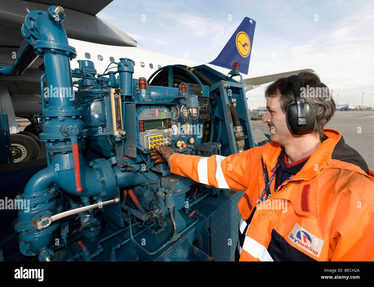 An employee of the company Skytanking refuelling a Lufthansa Airbus A320-200, at Franz Josef Strauss Airport, Munich Airport, M Stock Photo