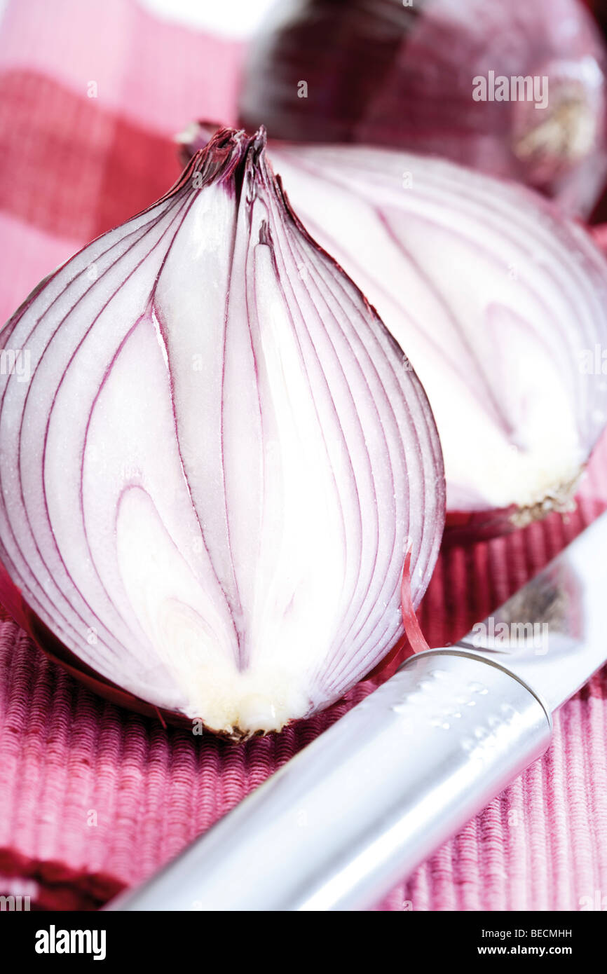 Red onion cut in half hi-res stock photography and images - Alamy