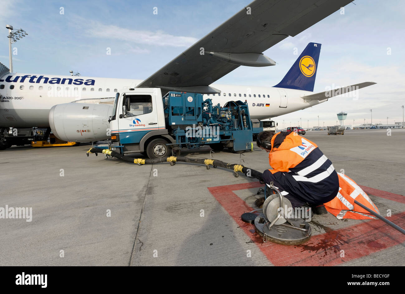 An employee of the company Skytanking refuelling a Lufthansa Airbus A320-200, at Franz Josef Strauss Airport, Munich Airport, M Stock Photo