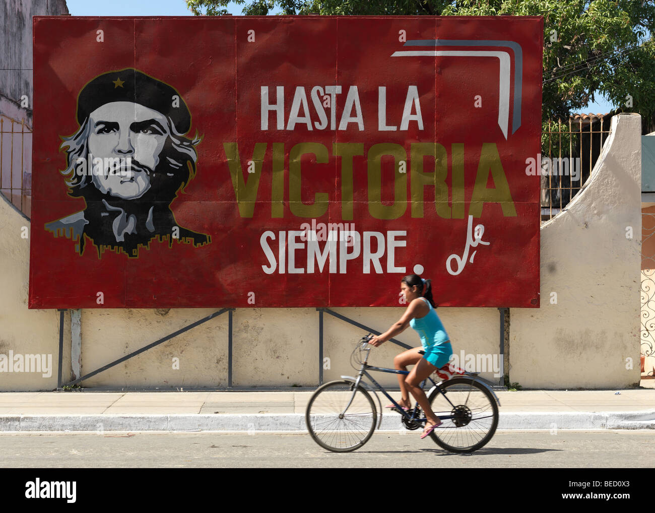 A cyclist passes a painting of former revolutionizer / revolutioniser Che Guevara in Havanna, Cuba, pictured on March 1, 2009. Stock Photo