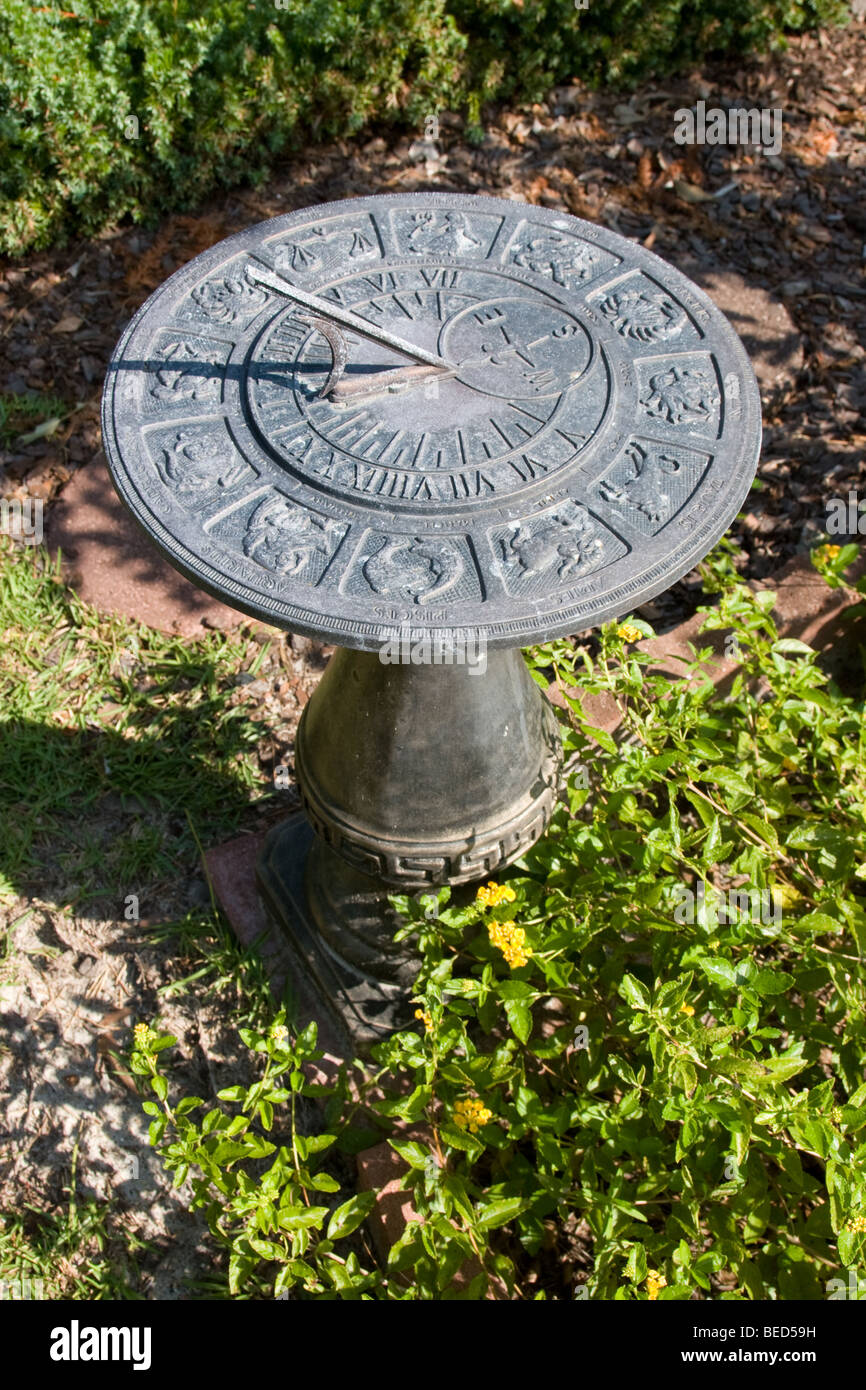Sundial garden hires stock photography and images Alamy