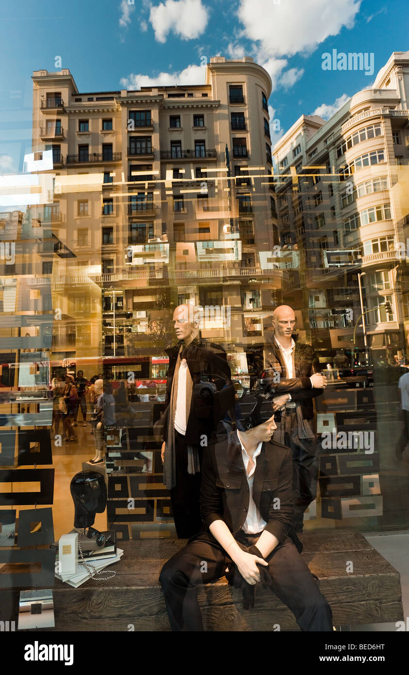 Male dummies in shop window hi-res stock photography and images - Alamy