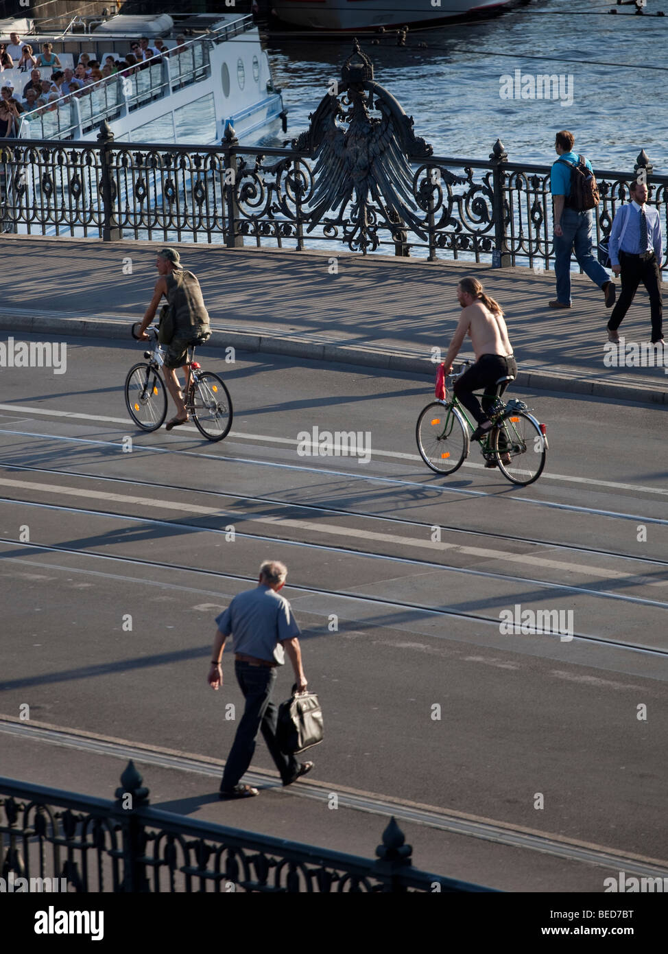 Pedestrians & cyclists on Weidendammer Bridge, Berlin, Germany Stock Photo