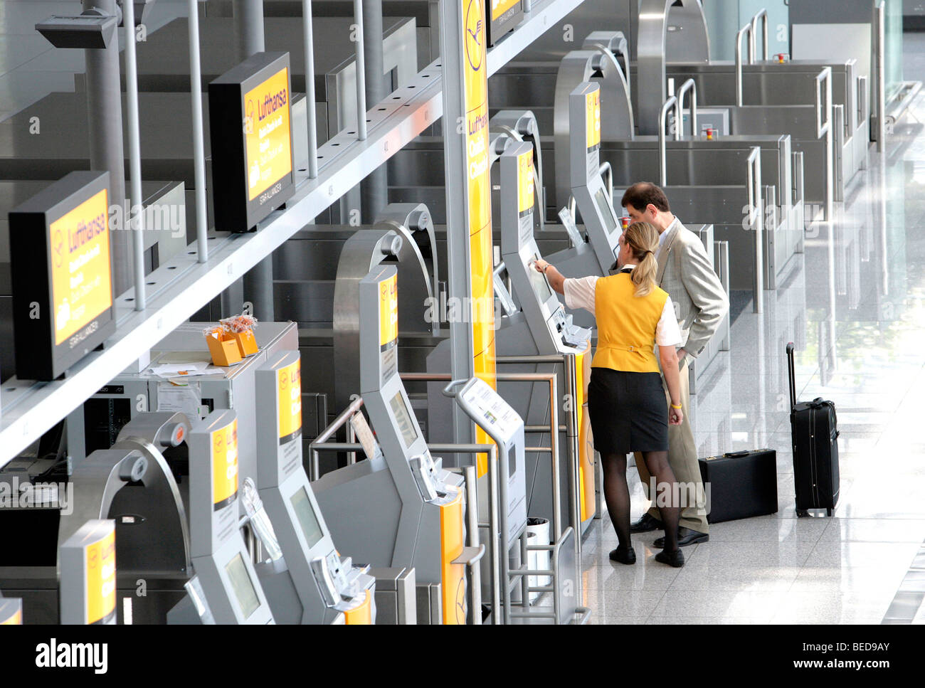 Lufthansa employee explaining to a passenger the Quick-Check-in-Terminal of Lufthansa, Terminal 2 of Munich Airport, Franz-Jose Stock Photo