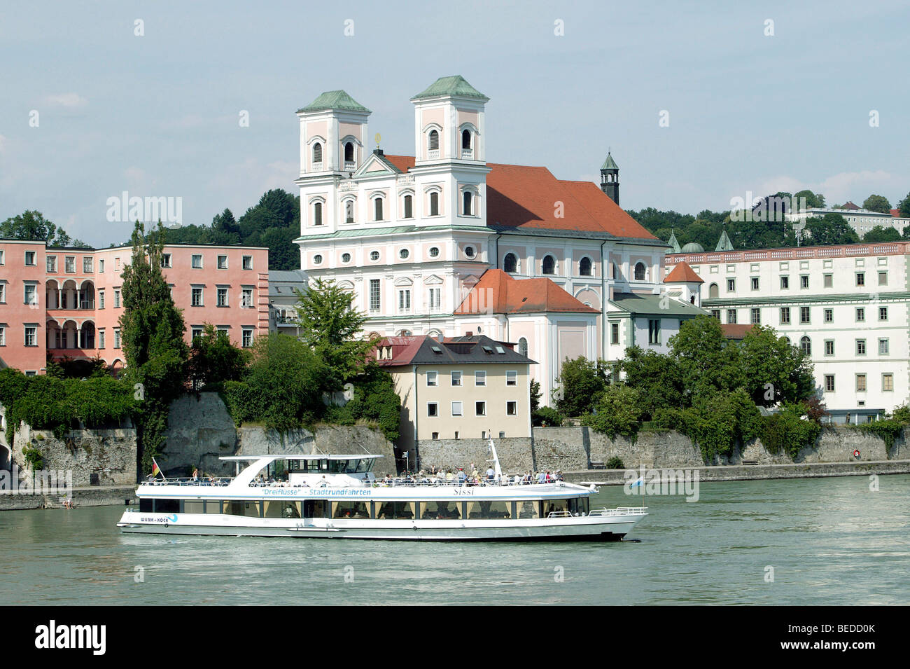 View of the former Jesuit church Sankt Michael and of an excursion boat on the river Inn, Passau, Bavaria, Germany, Europe. Stock Photo